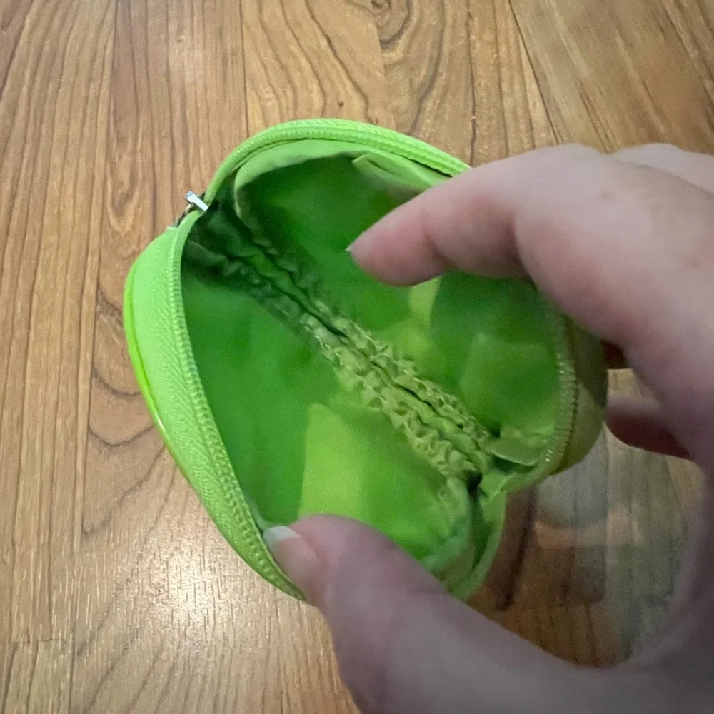 Clinique Green Apple Makeup bag set - Picture 10 of 10